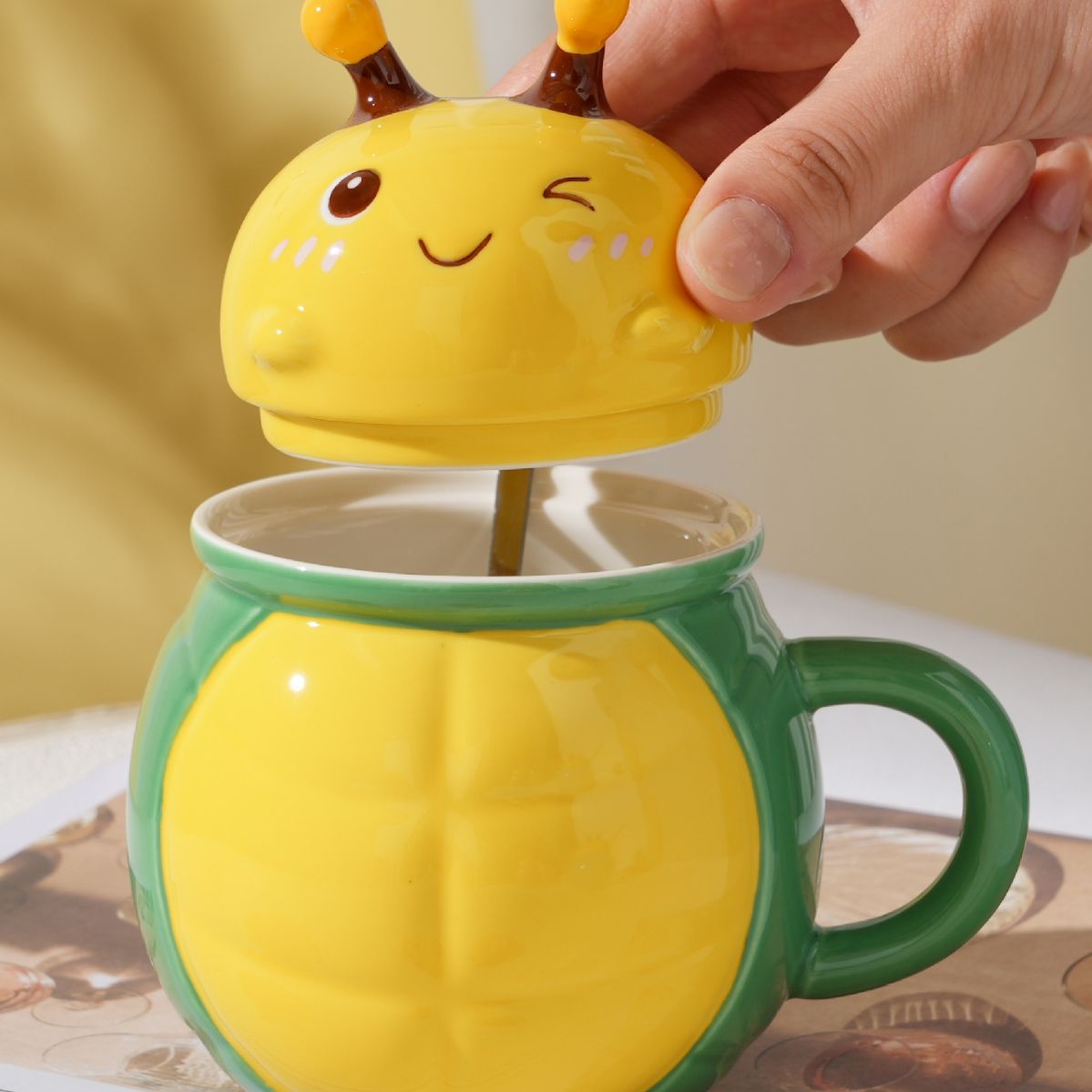 Cute and niche creative cartoon ceramic cups with LIDS for girls, funny birthday gifts for best friends, and high-quality appearance mugs Application Scenario