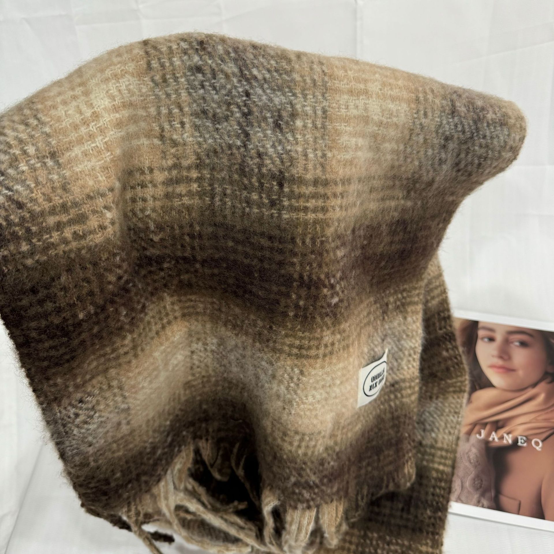 2025新款马海毛流苏围巾女秋冬季氛围感保暖格子百搭外贸跨境专供详情11