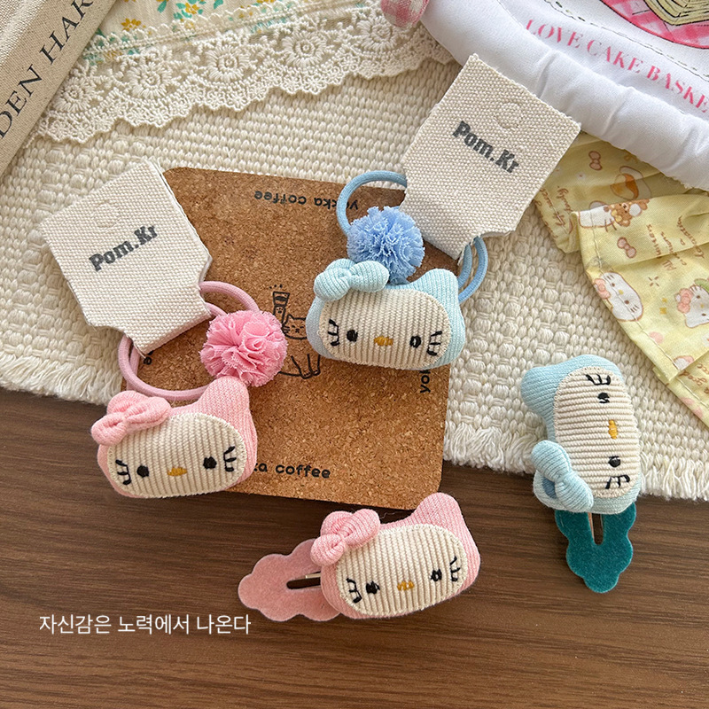 Cute cartoon children's hair ties, KT cat three-dimensional pom-pom hair bands, hair clips, girl student bangs, side clips Application Scenario
