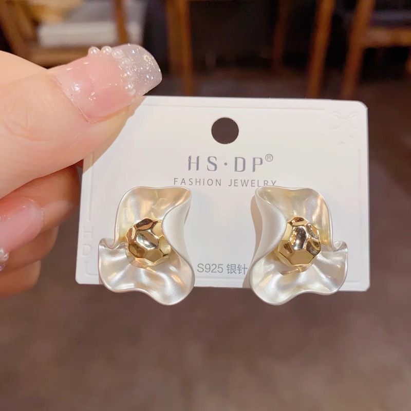 Runge's "retro Hong Kong style" light luxury high-end temperament, simple metal petal ear studs, niche design sense details Picture