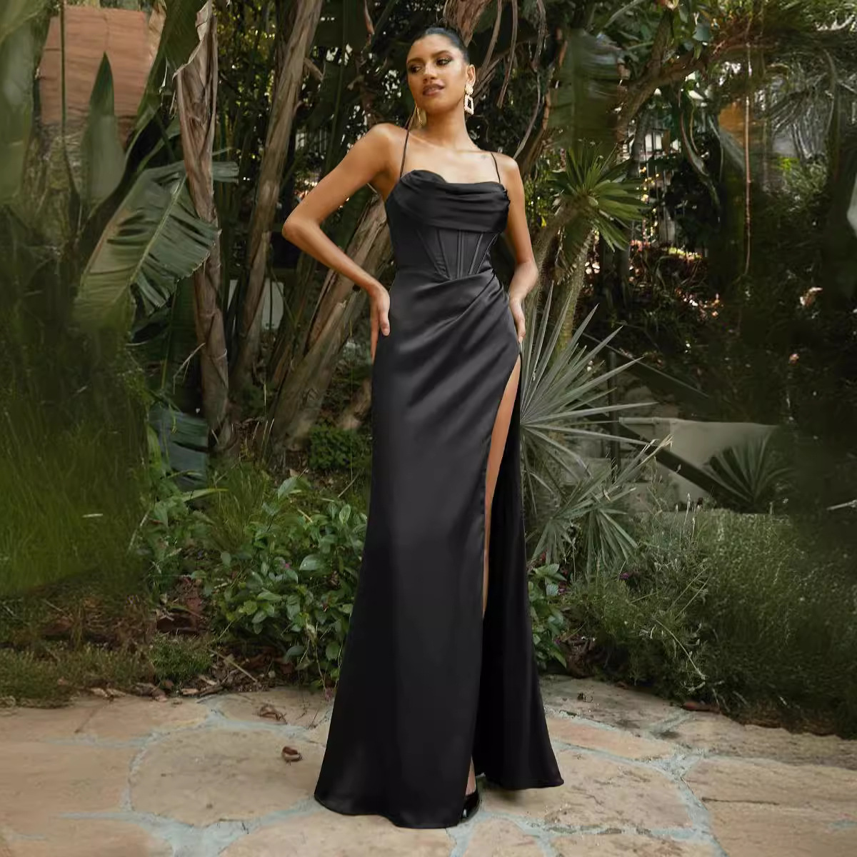 2025 Cross-border European and American Spring/Summer Women's Clothing wish Amazon Sexy sleeveless halter dress Application Scenario