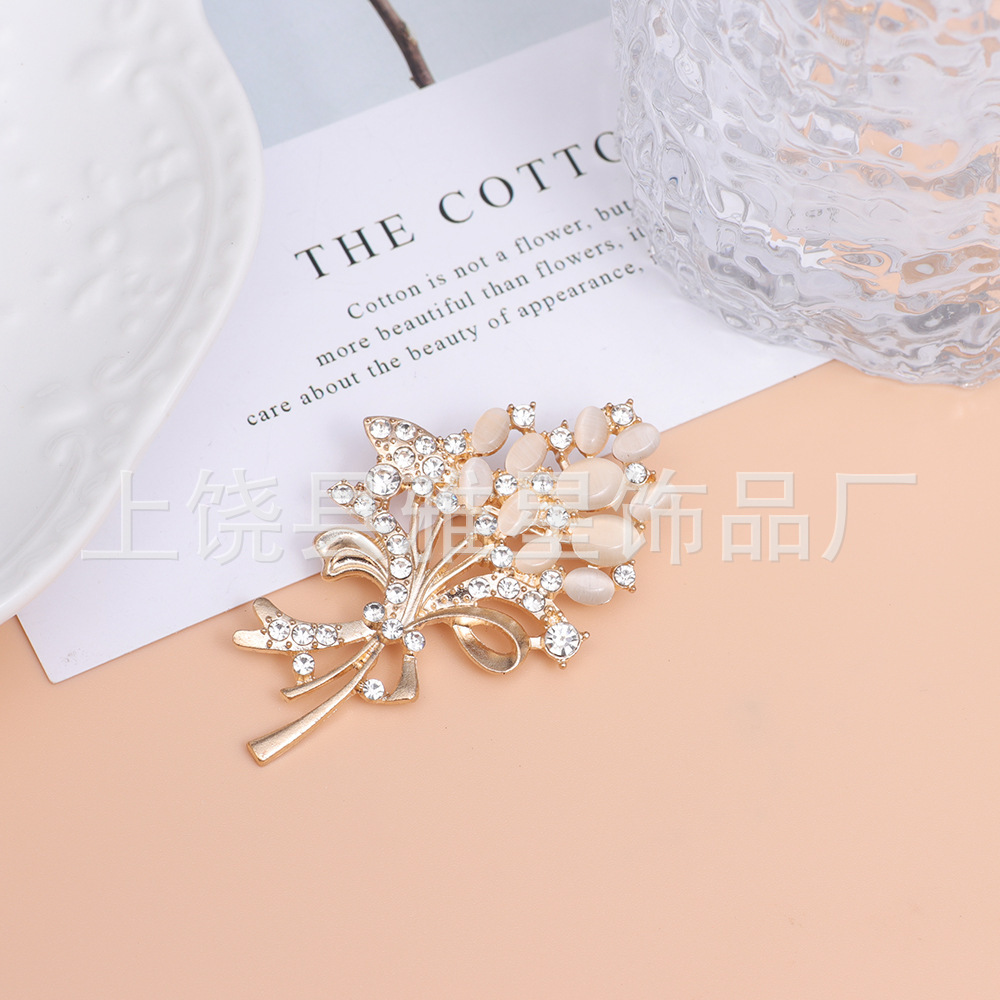 Cat's eye stone water diamond wheat ear flower diamond-encrusted brooch, brooch, women's accessories, clothing accessories, high-end brooch Application Scenario