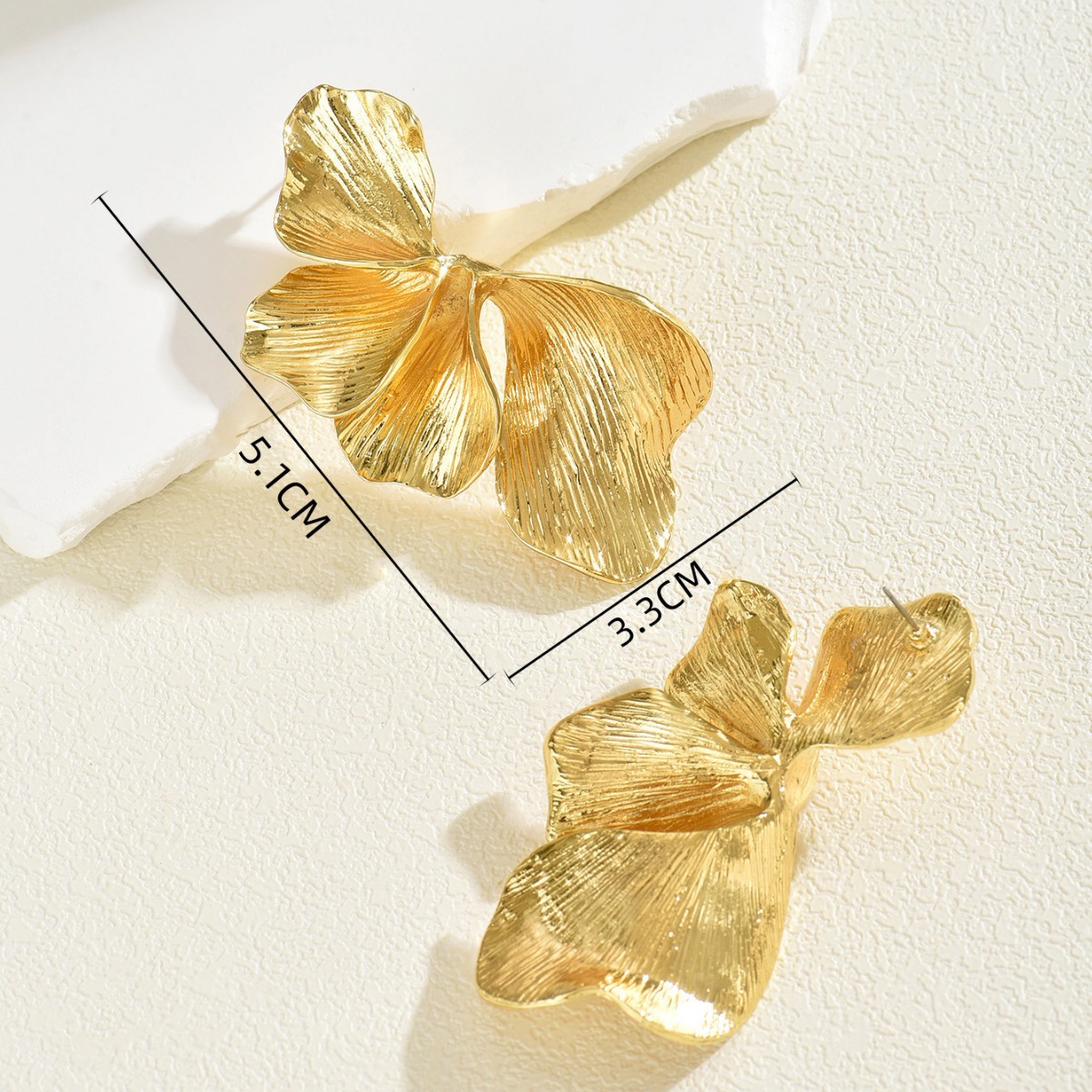 Factory direct sales of alloy electroplated diamond inlaid glass ear buckle jewelry 78451 Application Scenario