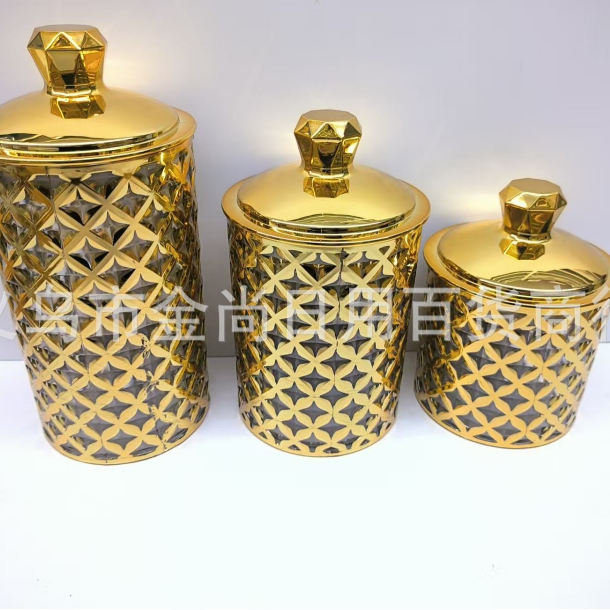 A new round sealed plastic bottle with a gold edge and diamond cap, a high-end candy jar and storage jar set of three pieces, gold-plated