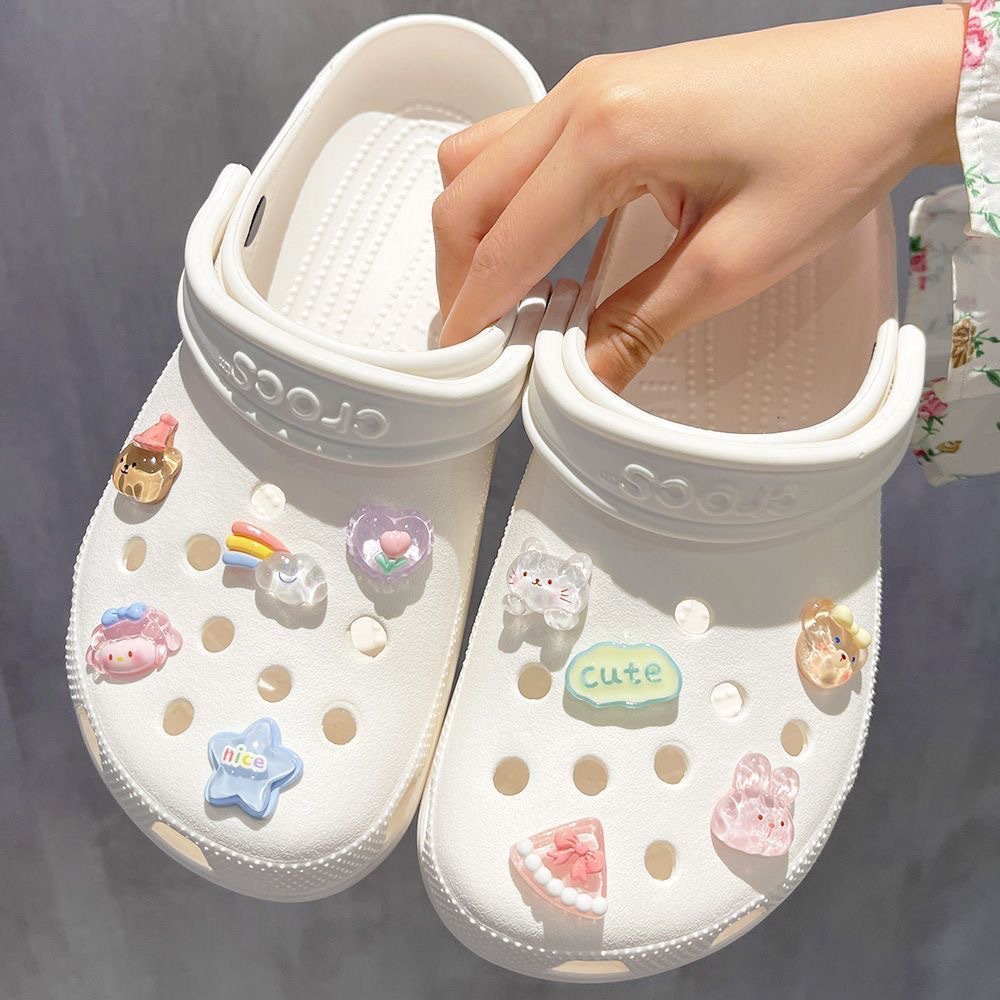 Decorative shoe buckles, heart-shaped shoes, fun shoes, cute accessories, flower book accessories, small cartoon ornaments, red bear hole accessories Application Scenario