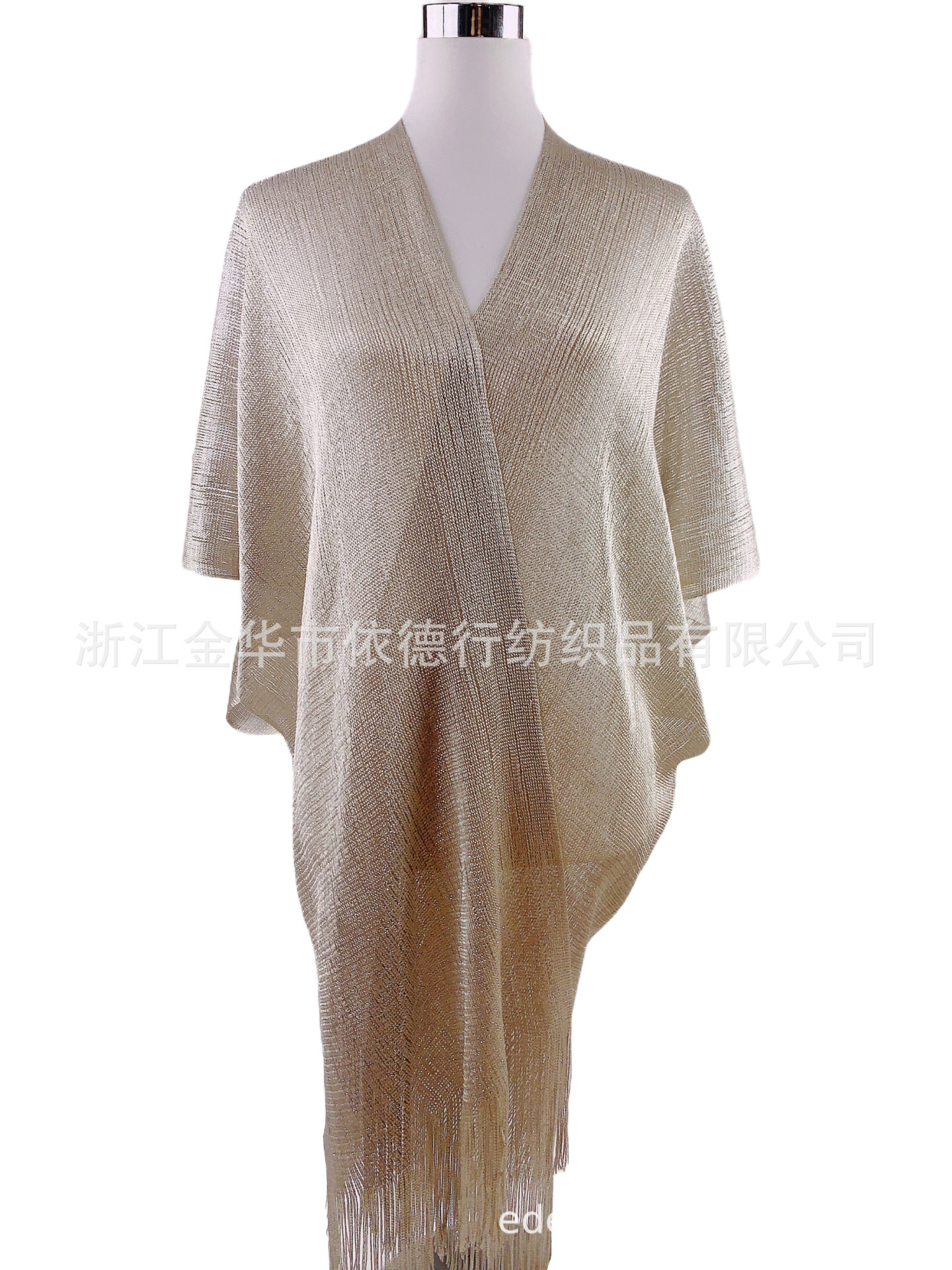 وتمتد السيدة عبر الحدود وشاح وشاح وشاح من أجل حماية نفسها من الشمس Item Picture