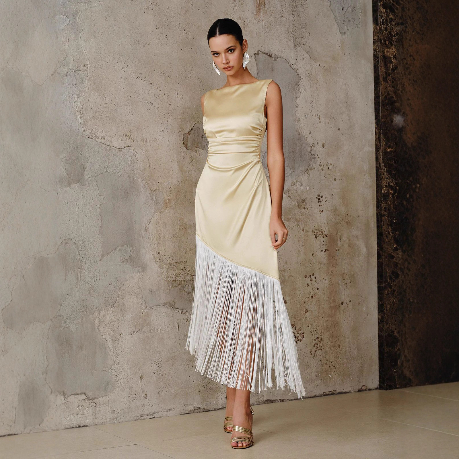 A new cross-border women's dress from Europe and America in 2025, featuring a fashionable and elegant golden dress with tassel sleeves and a slimming evening gown Application Scenario