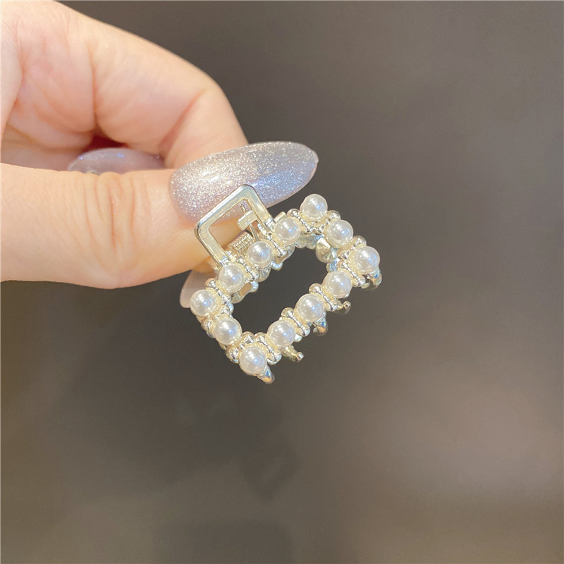 High Ponytail Grab Clip Small Temperament Elegant Hair Clip Korean Back Head Clip Fixed Magic Hair Clip Shark Clip Application Scenario