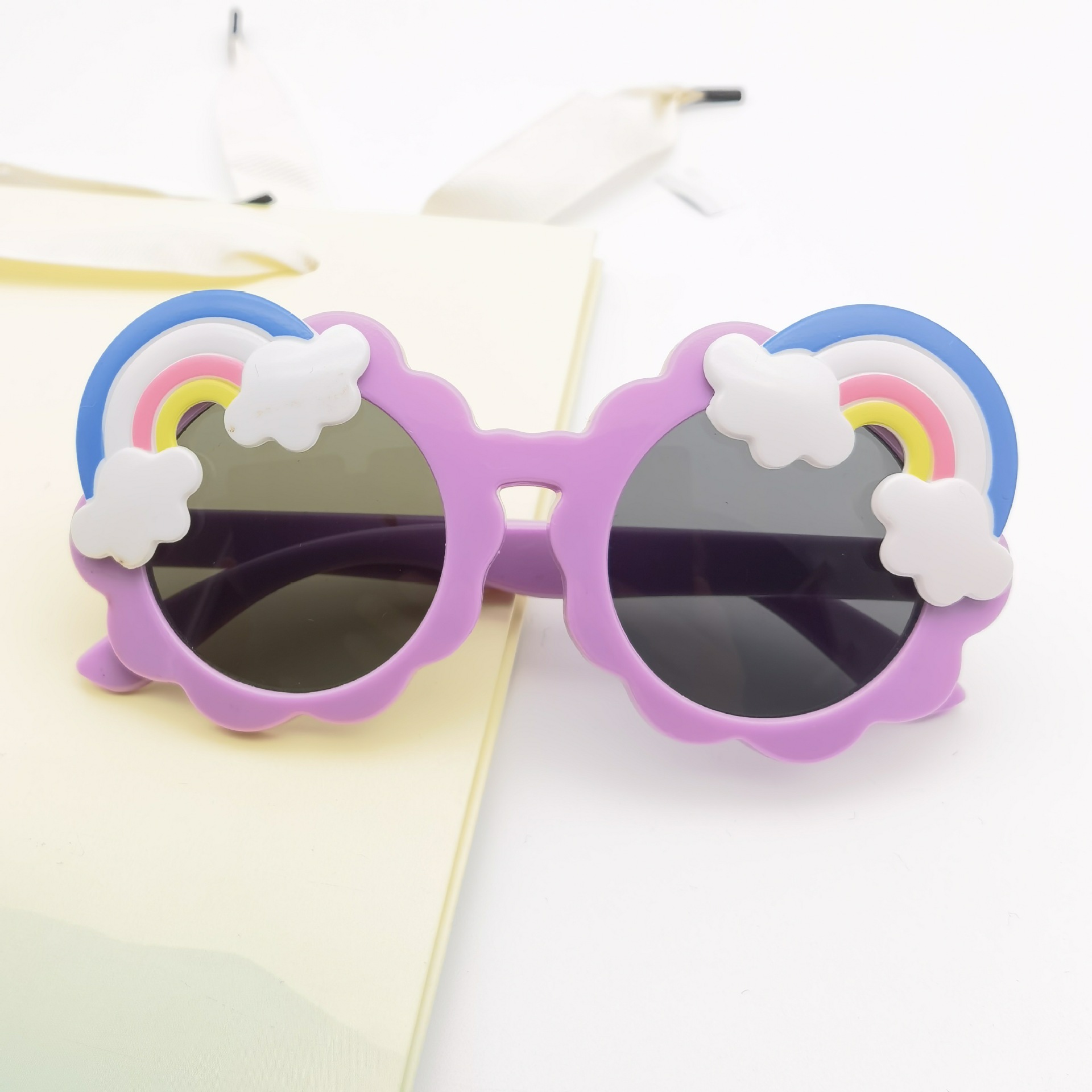 2021 New cute and colorful rainbow cartoon glasses, children's cool sunglasses, cute and comfortable sunglasses for boys and girls Application Scenario