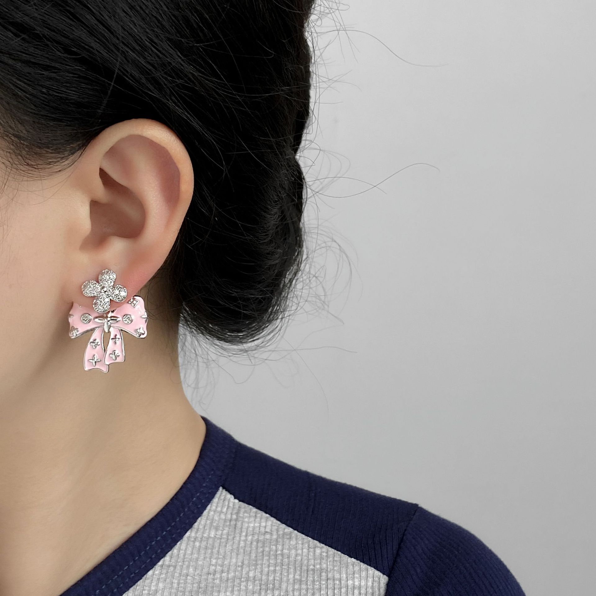 The new, fashionable and high-end design four-leaf clover bow is exquisite and unique. The oil painting is super shiny and fresh. It can be worn in front and back for women Specification image