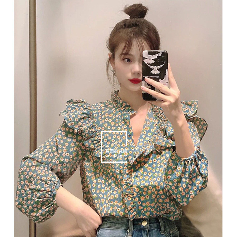 The French retro floral blouse is a slimming trend in Hong Kong in the spring and autumn of 2021. The black ear-trimmed shirt is sweet for women details Picture