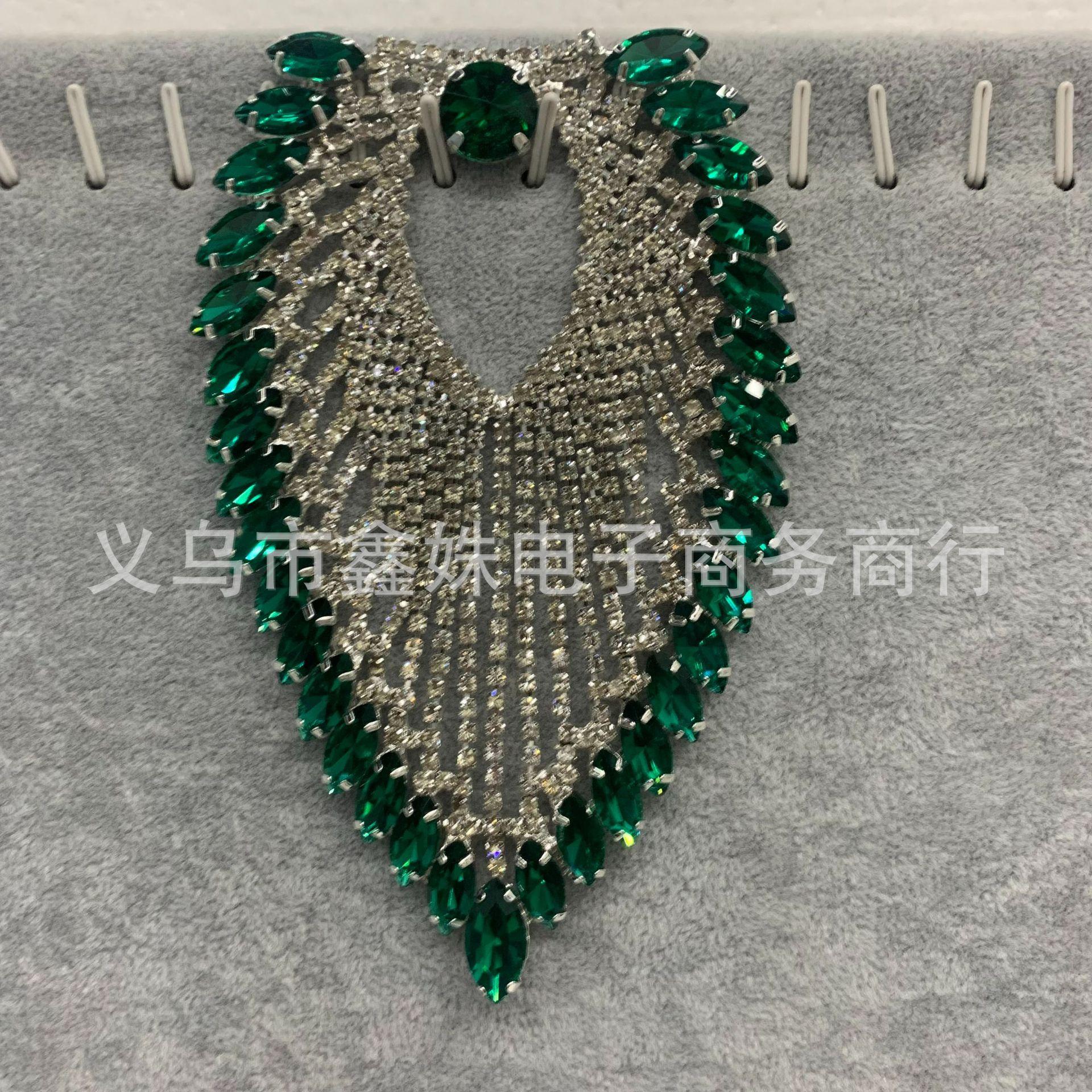 European and American fashionable colorful hollowed-out diamond chain tassels, heart-shaped epaulets, corsages, suits, evening gowns, bags, accessories and ornaments