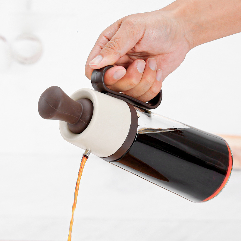 Automatic opening and closing oil control bottle without oil sticking Application Scenario
