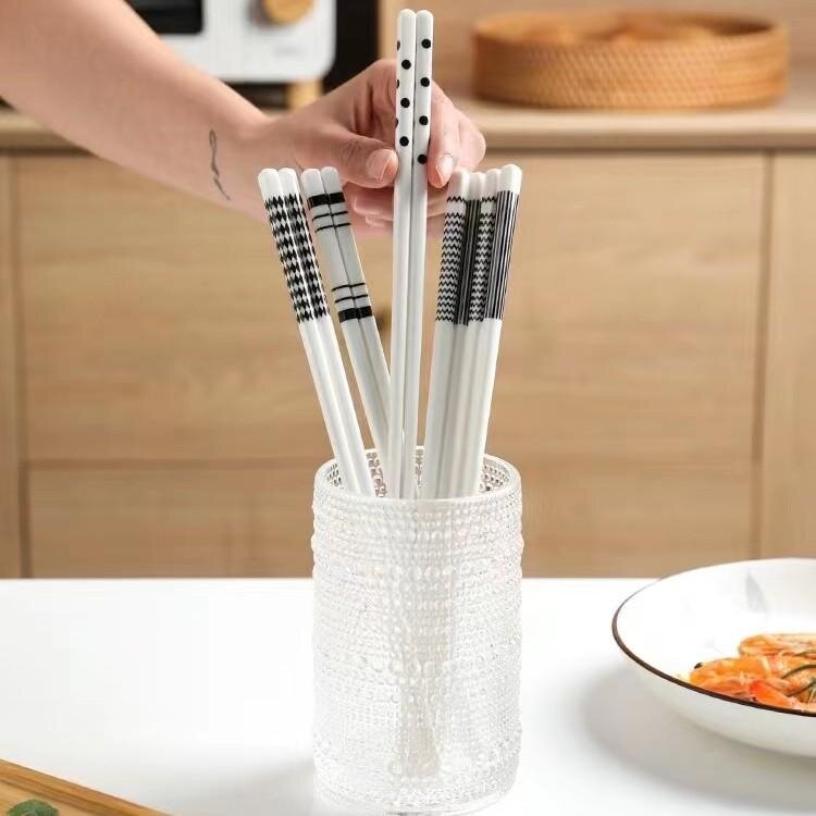 【 5-pair box Set 】 Popular Japanese Hepburn style series ceramic chopsticks for home use, anti-mold, heat-resistant, practical and good-looking details Picture