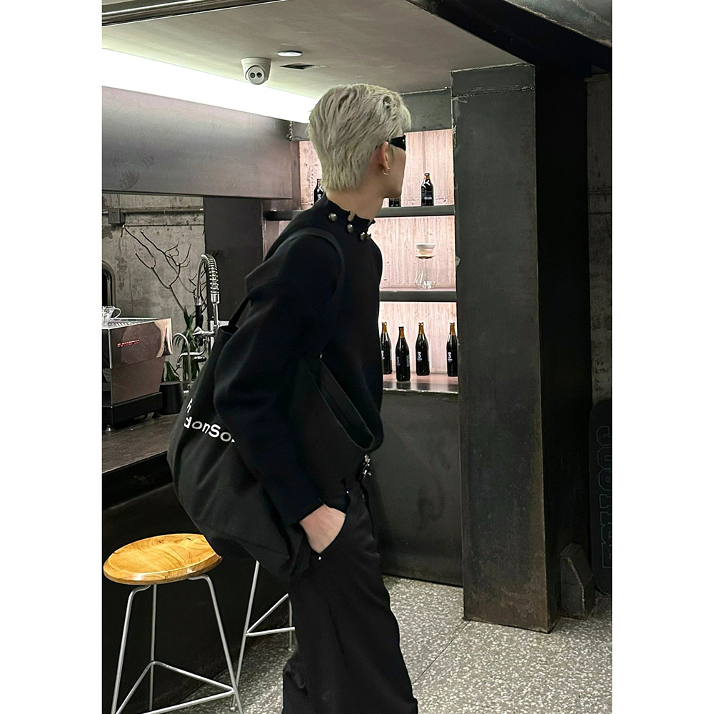 Metal button-decorated loose knitted sweater with a unique design sense, a new American trendy sweater for men in autumn and winter Application Scenario