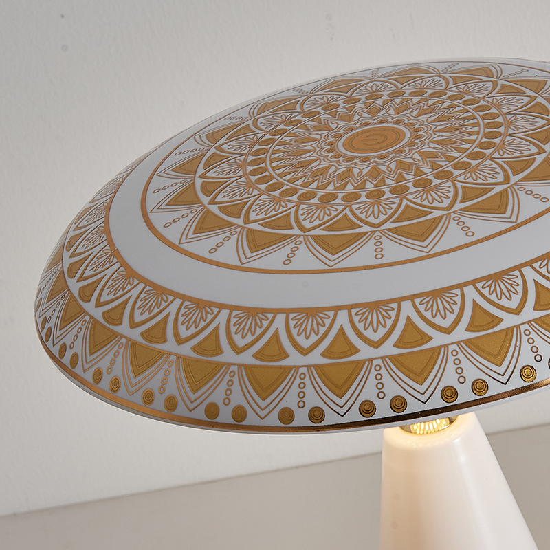 Cross-border Italian light luxury bedroom table lamp, charging French vintage niche handcrafted ambient light, ethnic style study bedside display details Picture