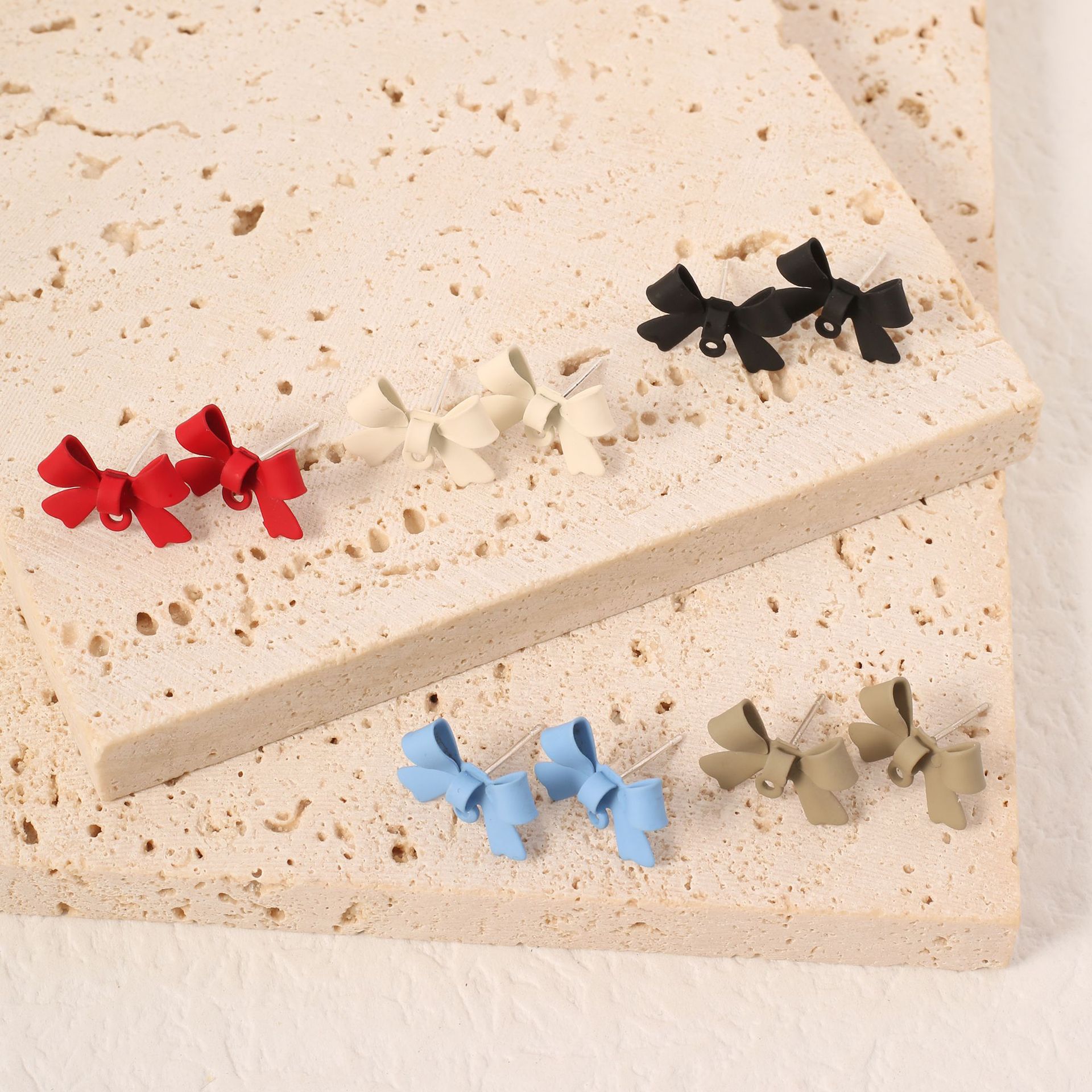 Light luxury, niche, retro, high-end, delicate fragrance style, super fairy bow earrings, feminine charm, niche design, trendy stud earrings details Picture