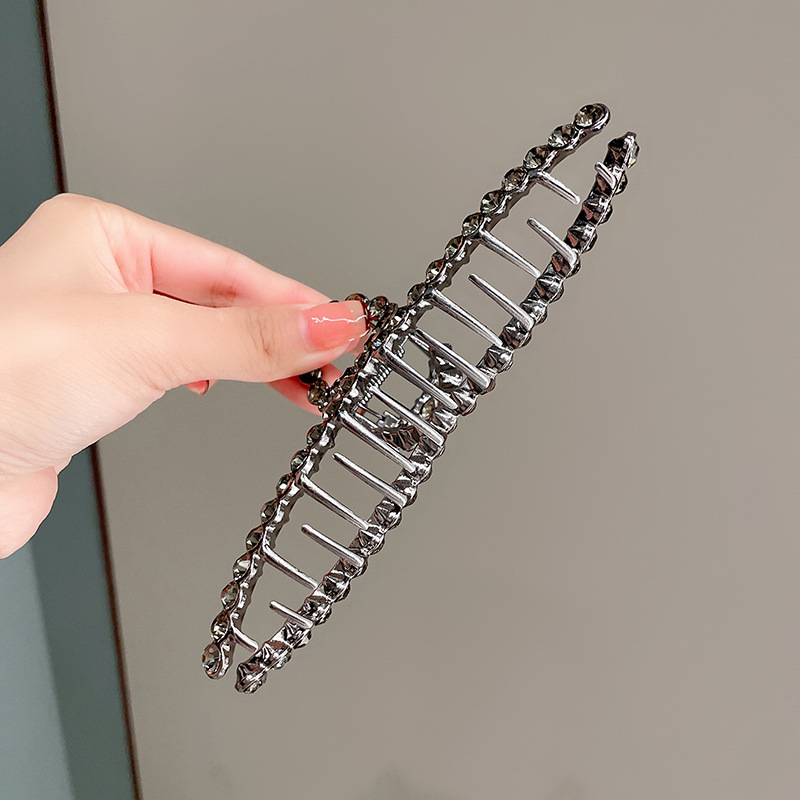 Extra-large 13cm hair clip with a generous volume. The back of the head is elegant and stylish. The obsidian dot diamond retro shark clip is perfect for women Application Scenario
