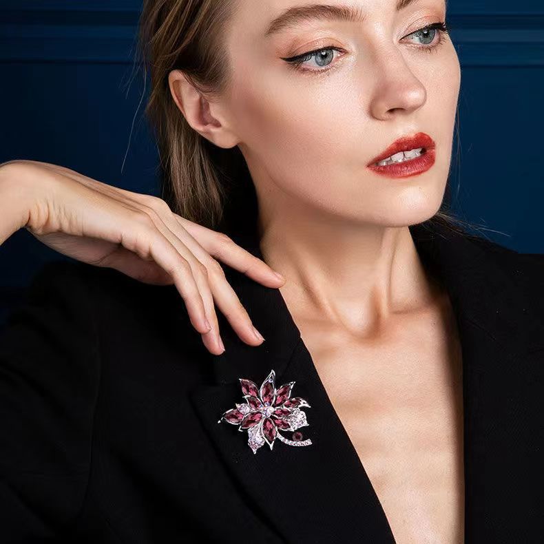 Europe And The United States Vintage Flower Brooch High-Grade Light Luxury Pin All Suit Coat Sweater Accessory Corsage Direct Manufacturers Application Scenario