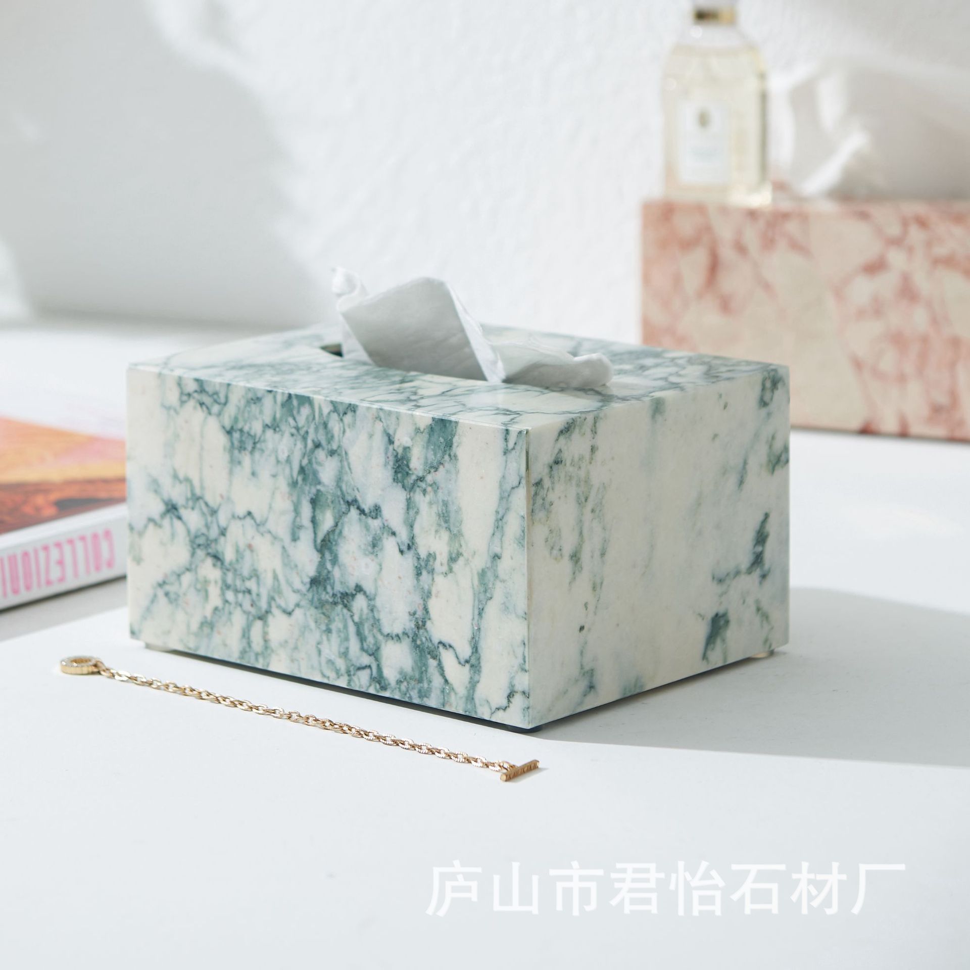 车载纸巾盒/卡通毛绒车载纸抽盒/车载垃圾桶/车载用品/纸巾盒产品图