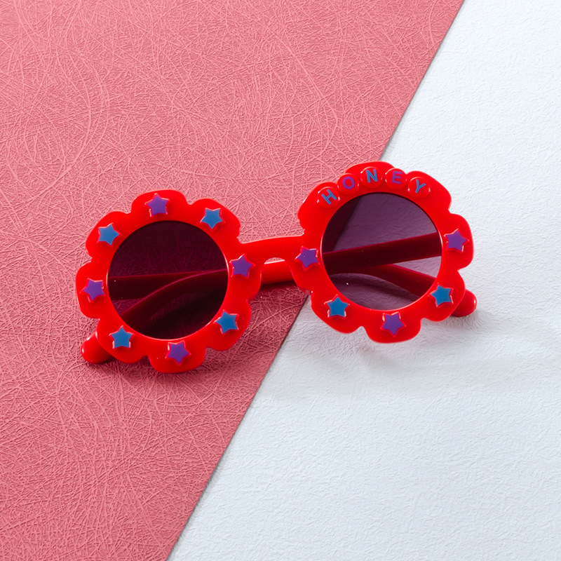 Wholesale sunflower children's sunglasses, cute flower letter sunglasses for girls, UV protection and sunshade glasses for outings Application Scenario