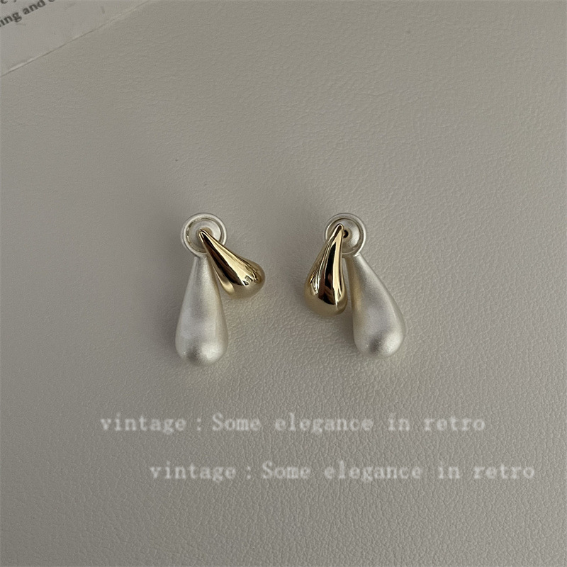 A Two Wear Color Contrast Design Water Drop Metal Earrings Female Niche Retro Personality 100 Earrings After Hanging Test Earrings Application Scenario