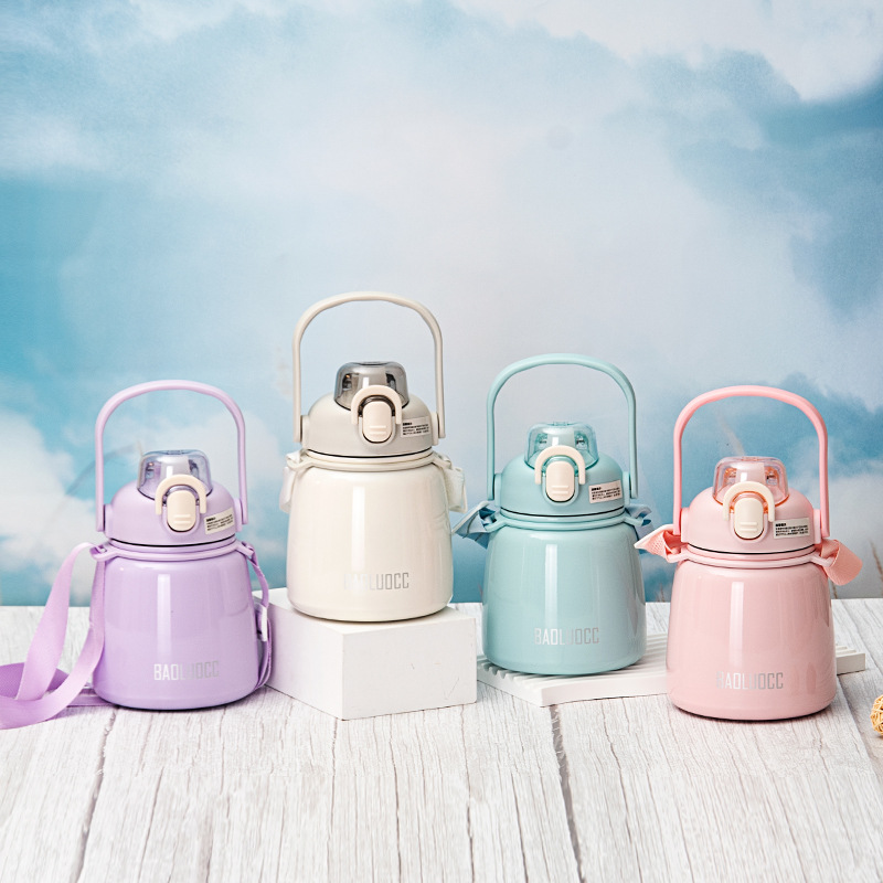 This is a popular Instagram-style insulated cup with a shoulder strap and a handle. It has a high appearance level and can be carried diagonally. It is a simple large-bellied cup and a portable straw cup Specification image
