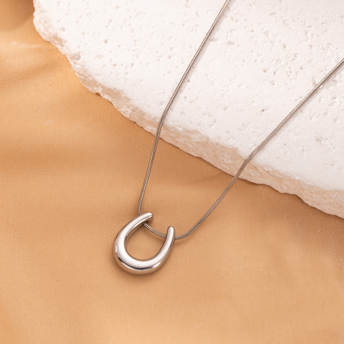 European and American fashionable and individual titanium steel irregular U-shaped necklace, versatile and simple two-color accessory jewelry, women's stainless steel Specification image