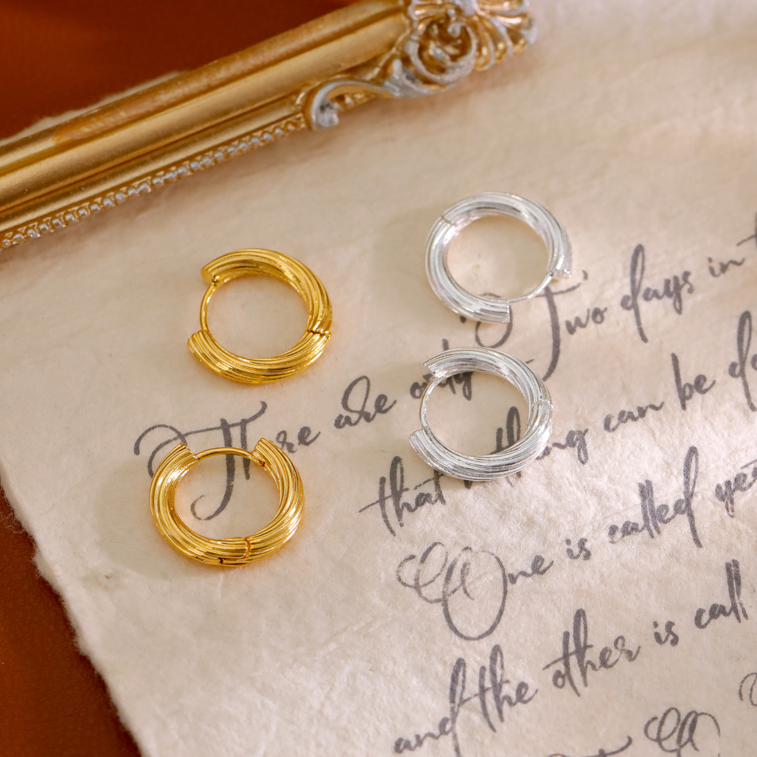 Hyacinth's high-end, simple and niche design circle fashionable and elegant earrings for women's 2024 autumn/winter new gold French ear loops details Picture