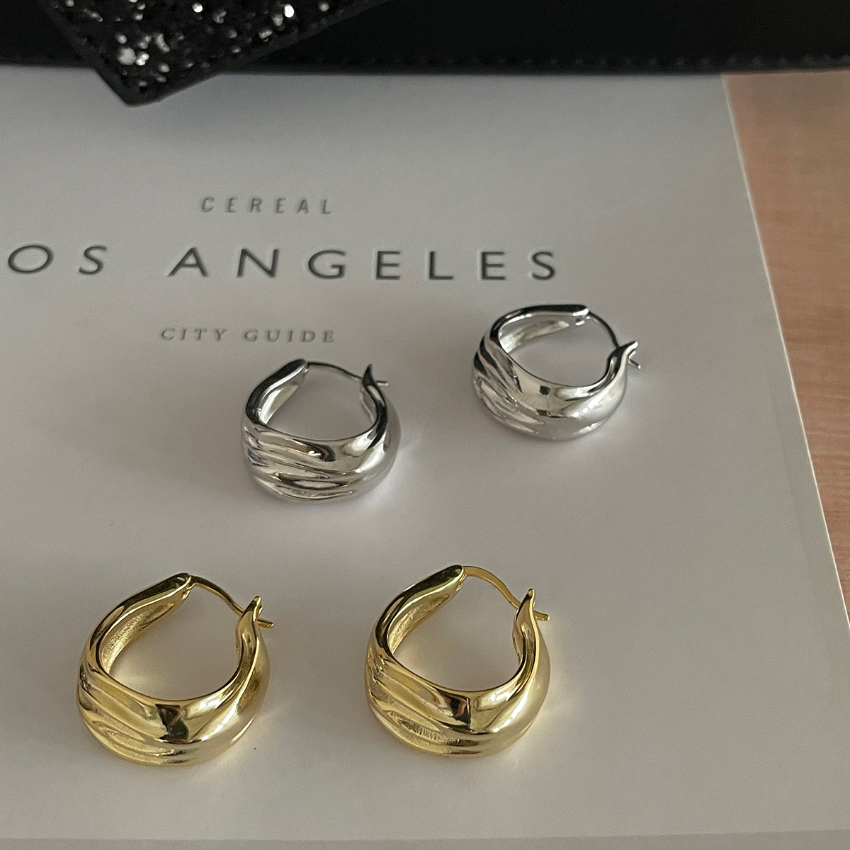 Twisted ripple InS-style ear buckles, niche and cool earrings, fashionable girls 925 silver needle, elegant wholesale new style details Picture