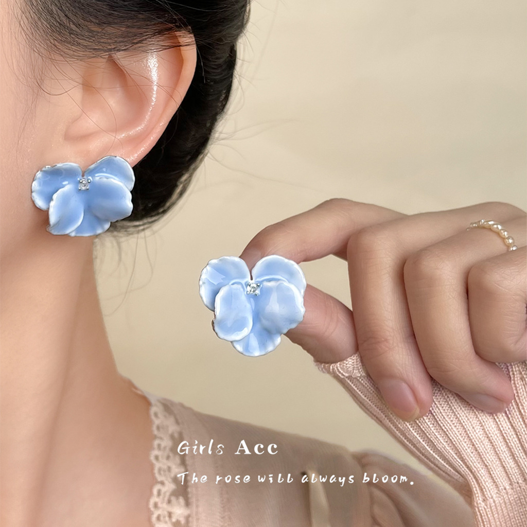 The "Sea Salt Soda Water" cool blue flower earrings make the skin look fair and fresh. The crystal stud earrings are Korean-style fashionable earrings Application Scenario
