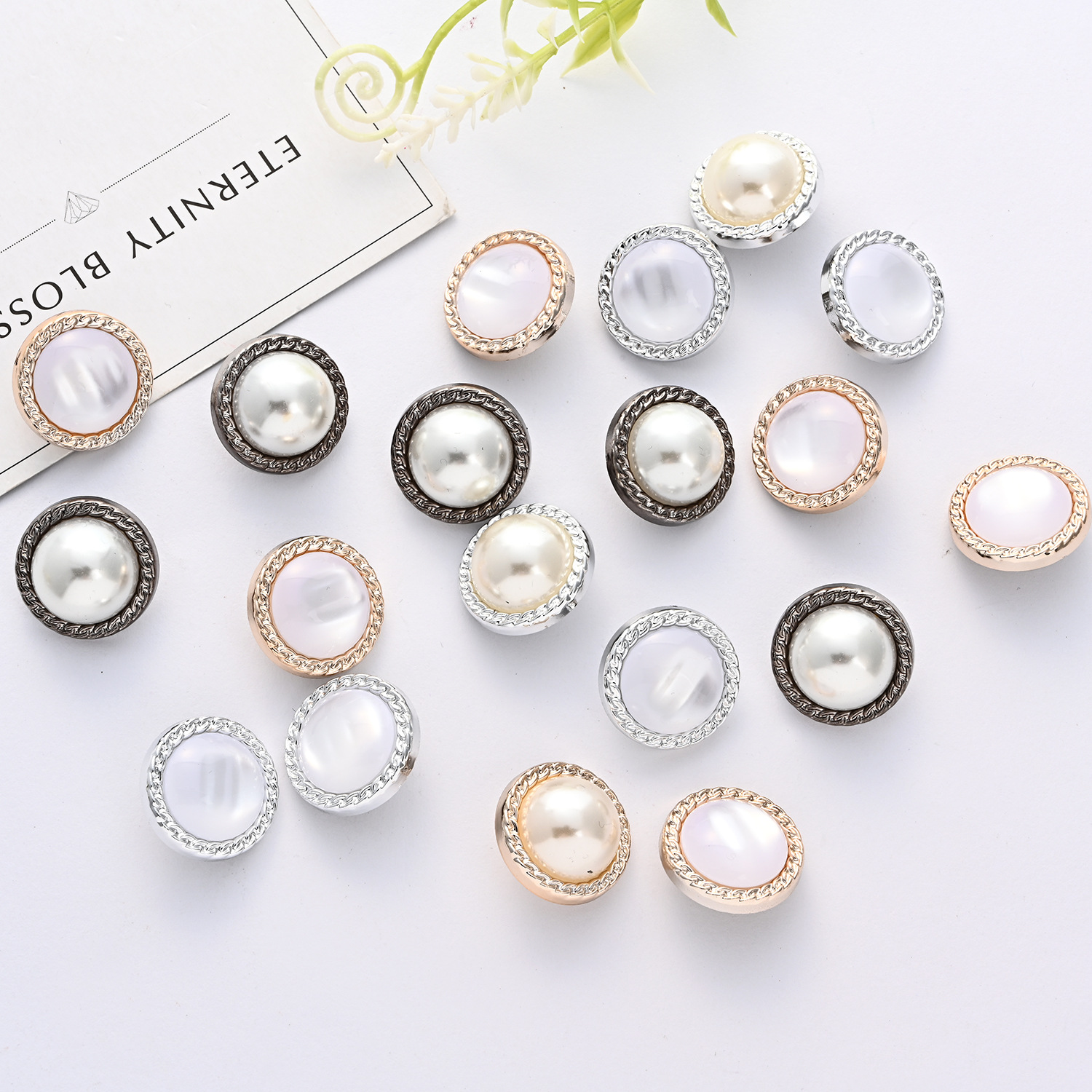 The new Korean-style round and simple clothing buttons are selling well. Metal-edge spiral pattern buttons are available for wholesale from the manufacturer details Picture