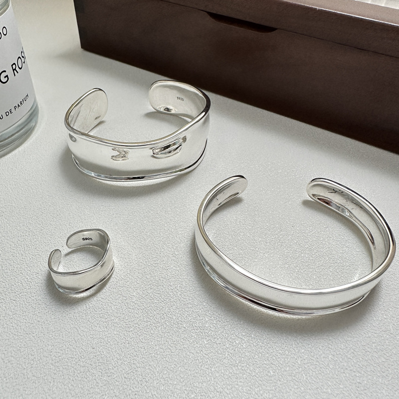 S925 sterling silver Korean version heavy industry texture large smooth arc-shaped bracelet, InS-style fashionable blogger's jewelry bracelet Specification image