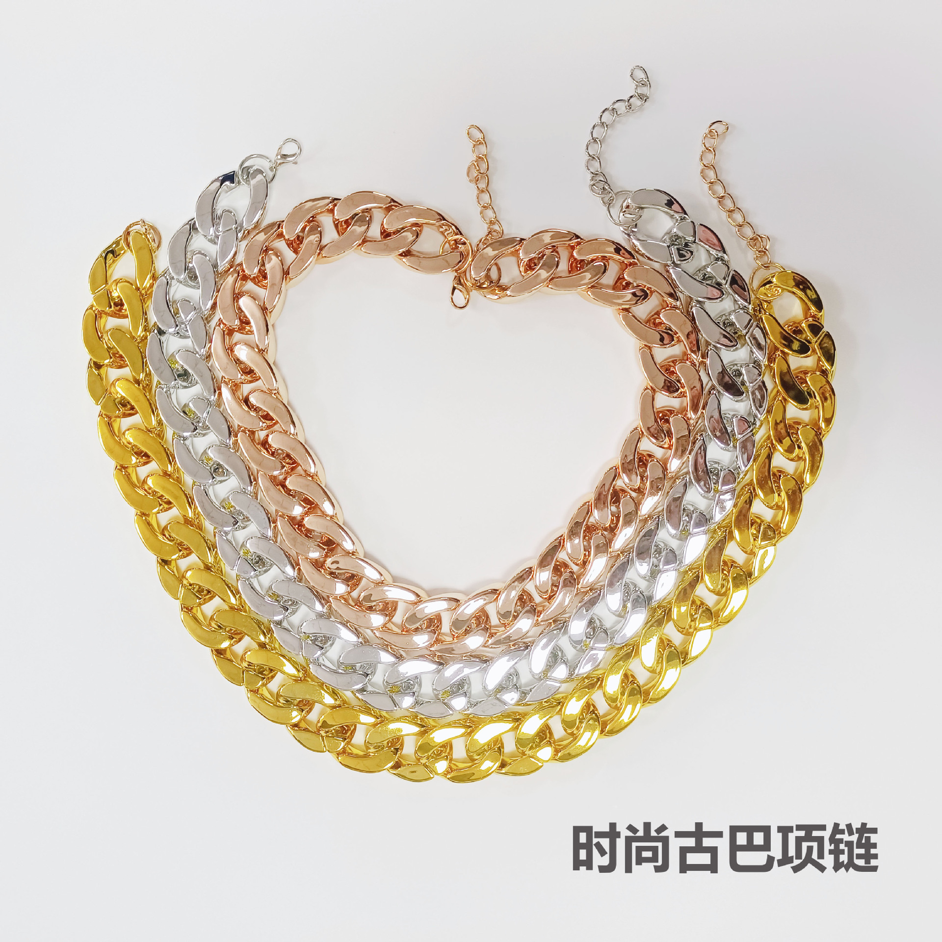 Pet large gold chain dog necklace, cat collar, high-end adjustable pet gold necklace, pet Cuban chain Application Scenario