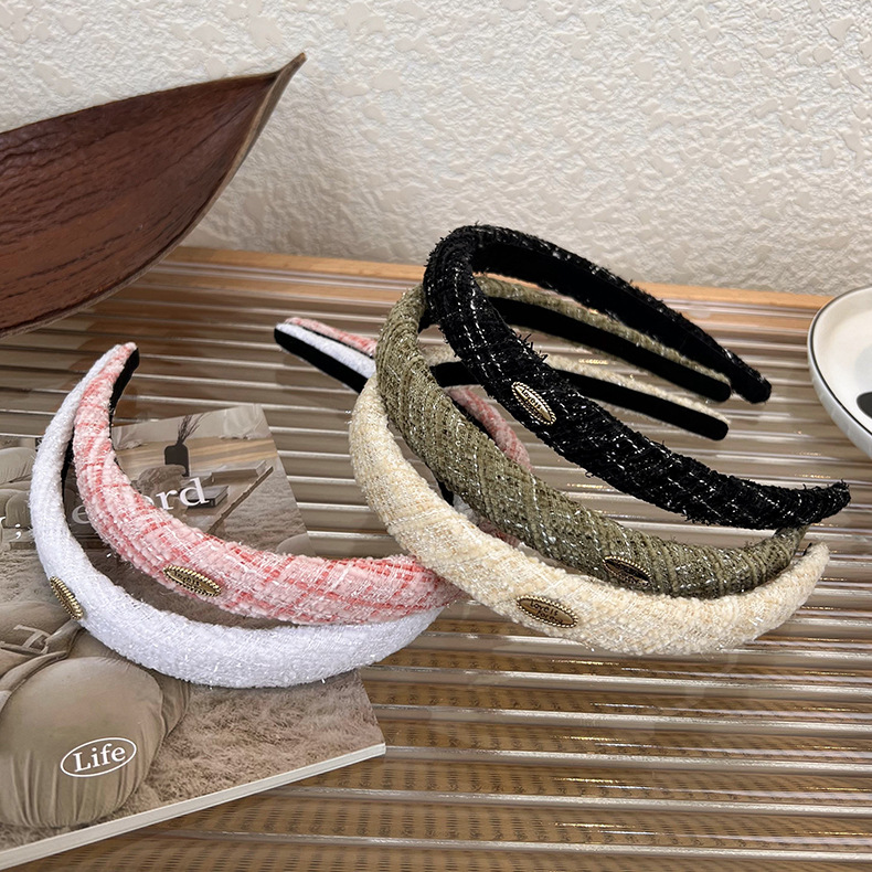 French retro tweed facial hair clip and headband, a new trendy hair accessory for women in 2023, with a strong sense of design Application Scenario
