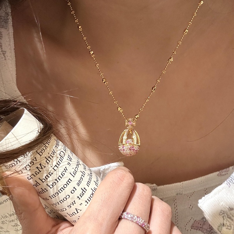 French light luxury retro peach pink Easter egg necklace with a flip lid and studded with diamonds, exquisite and versatile, high appearance level collarbone chain Application Scenario
