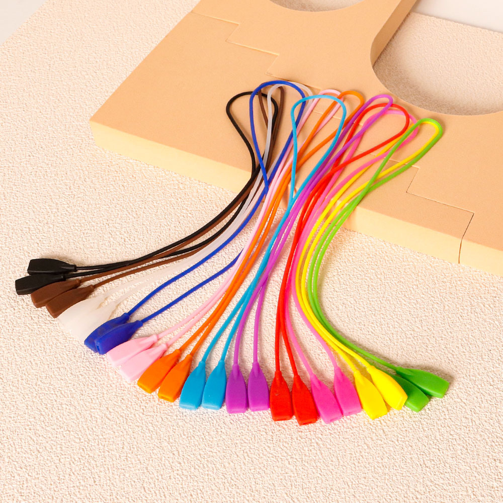 Flat-head silicone snap-on eyeglass lanyards, adjustable, soft, anti-slip for sports, children and adults eyeglass lanyards accessories Application Scenario