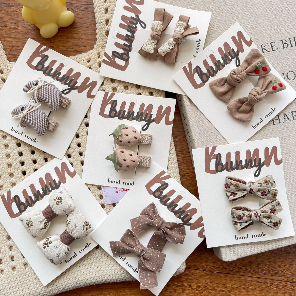 The new autumn collection features a sweet coffee-colored bow children's hair clip and a versatile Korean-style fabric bangs hair accessory for little girls details Picture