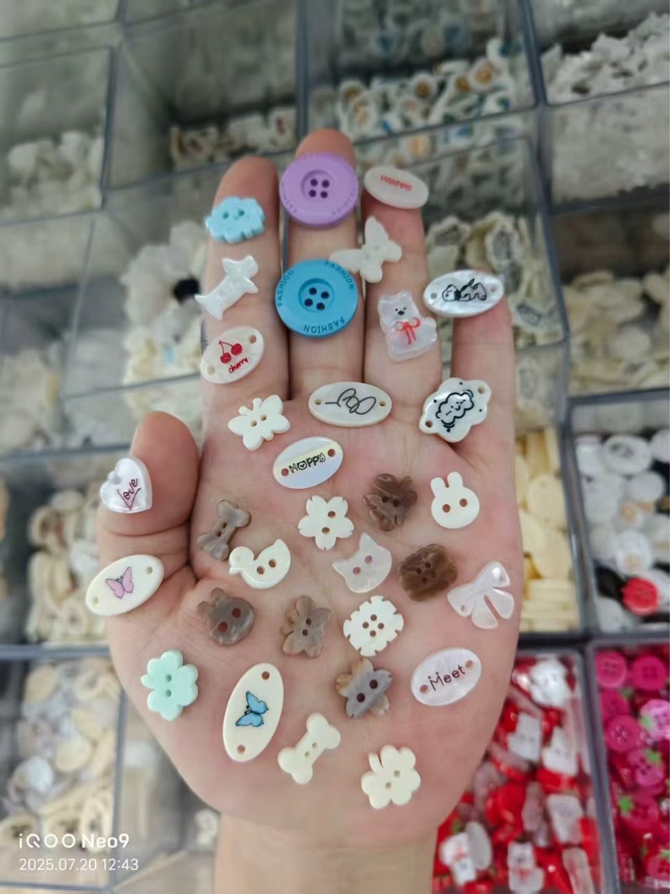 Resin imitation shell clothing label decorative buckle, cute cartoon letter pearlescent buckle, shirt sweater, dress, hat accessories details Picture
