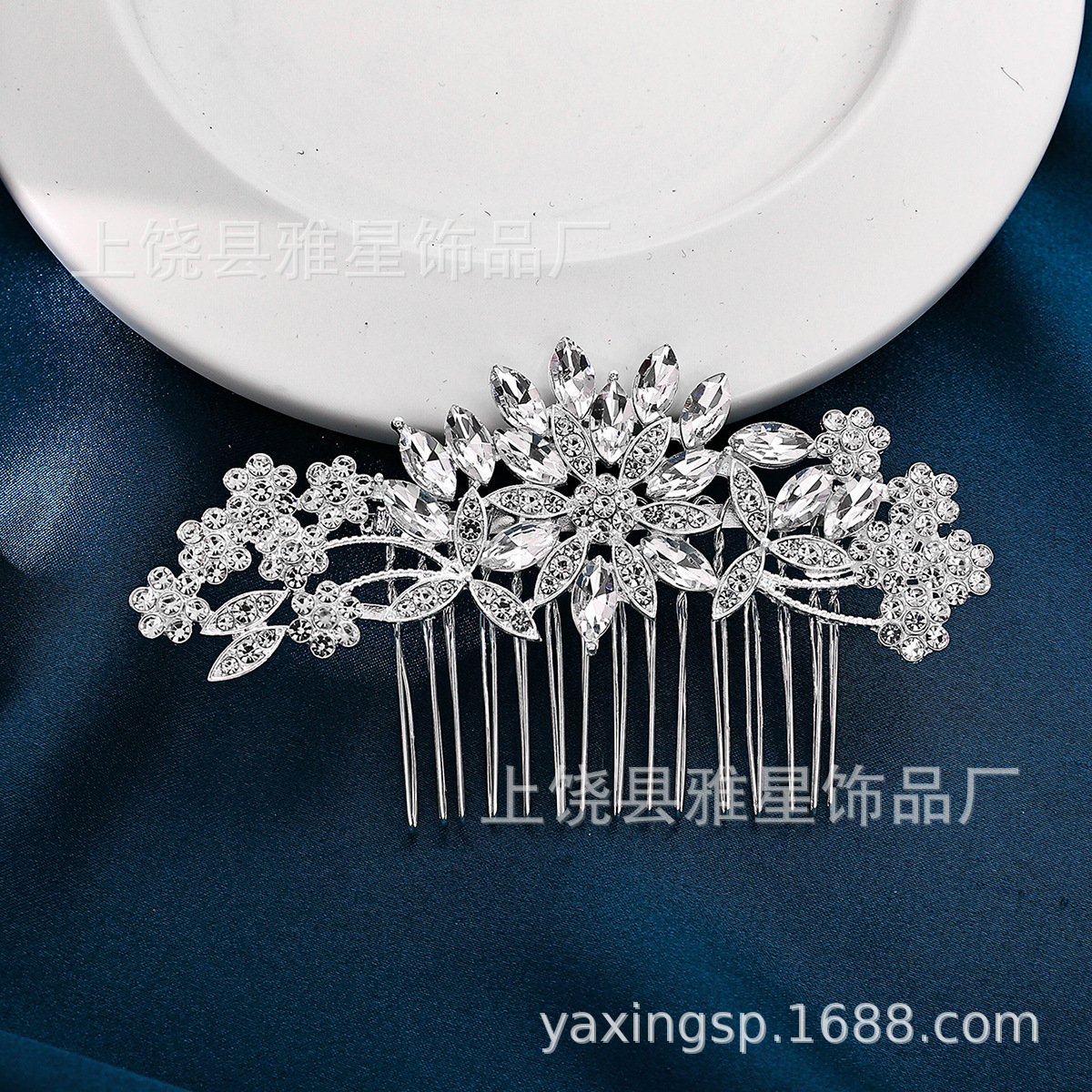 Japanese and Korean fresh water diamond maple leaf small hair comb with updo, bangs and hair clips, versatile headwear for women details Picture