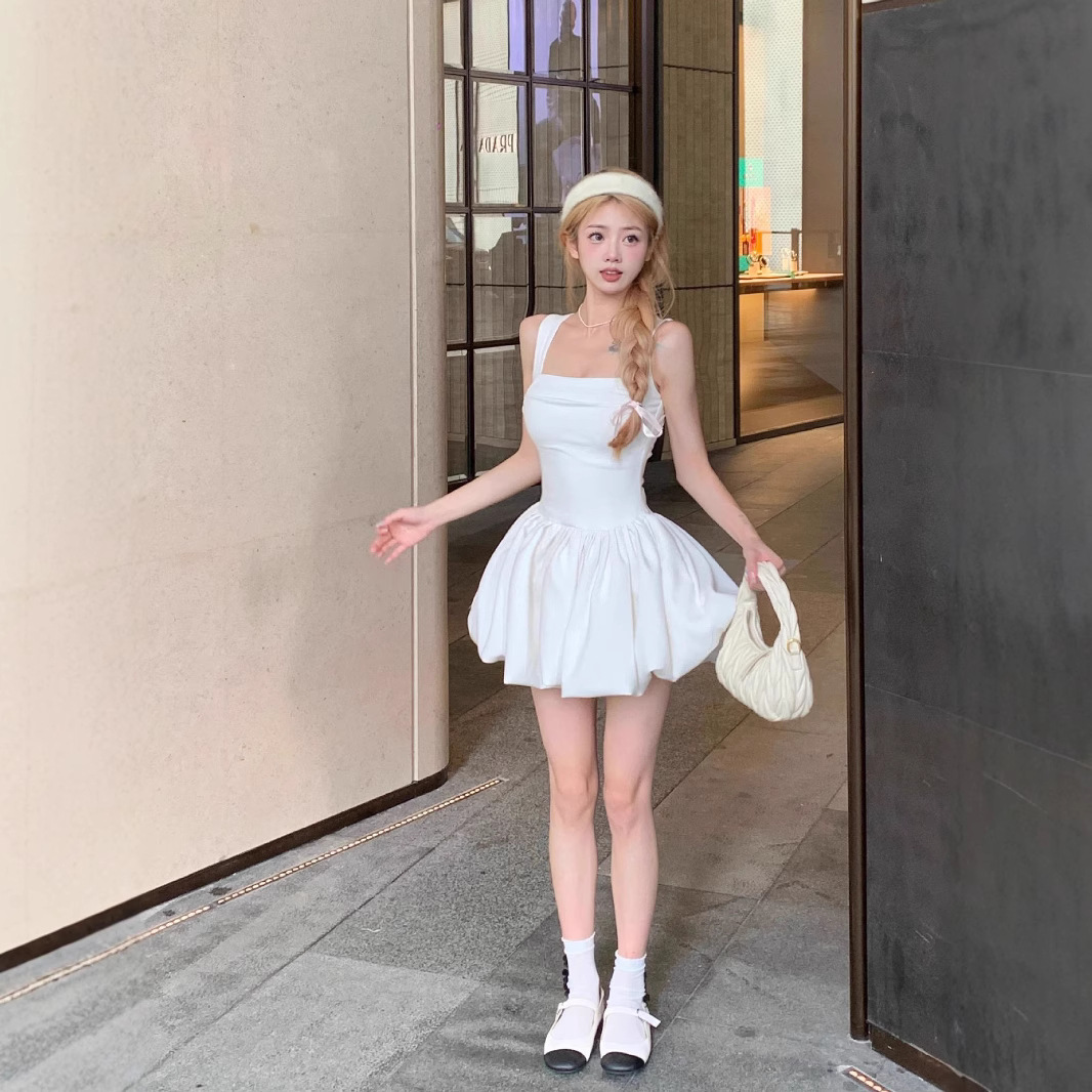 The hot girl's white halter dress exudes a high-end and sexy summer vibe for women. The cinched waist makes her look petite. The princess puffy dress