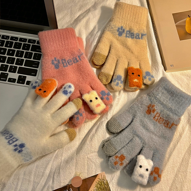 2024 New women's winter fleece thickened cycling cute touch screen split-finger cold-proof fleece windproof five-finger gloves Application Scenario