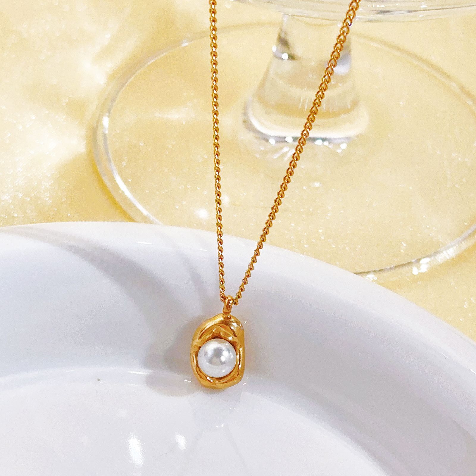 New Korean-style titanium steel pearl necklace, a versatile lady's light luxury French simple and fashionable collarbone chain that doesn't fade