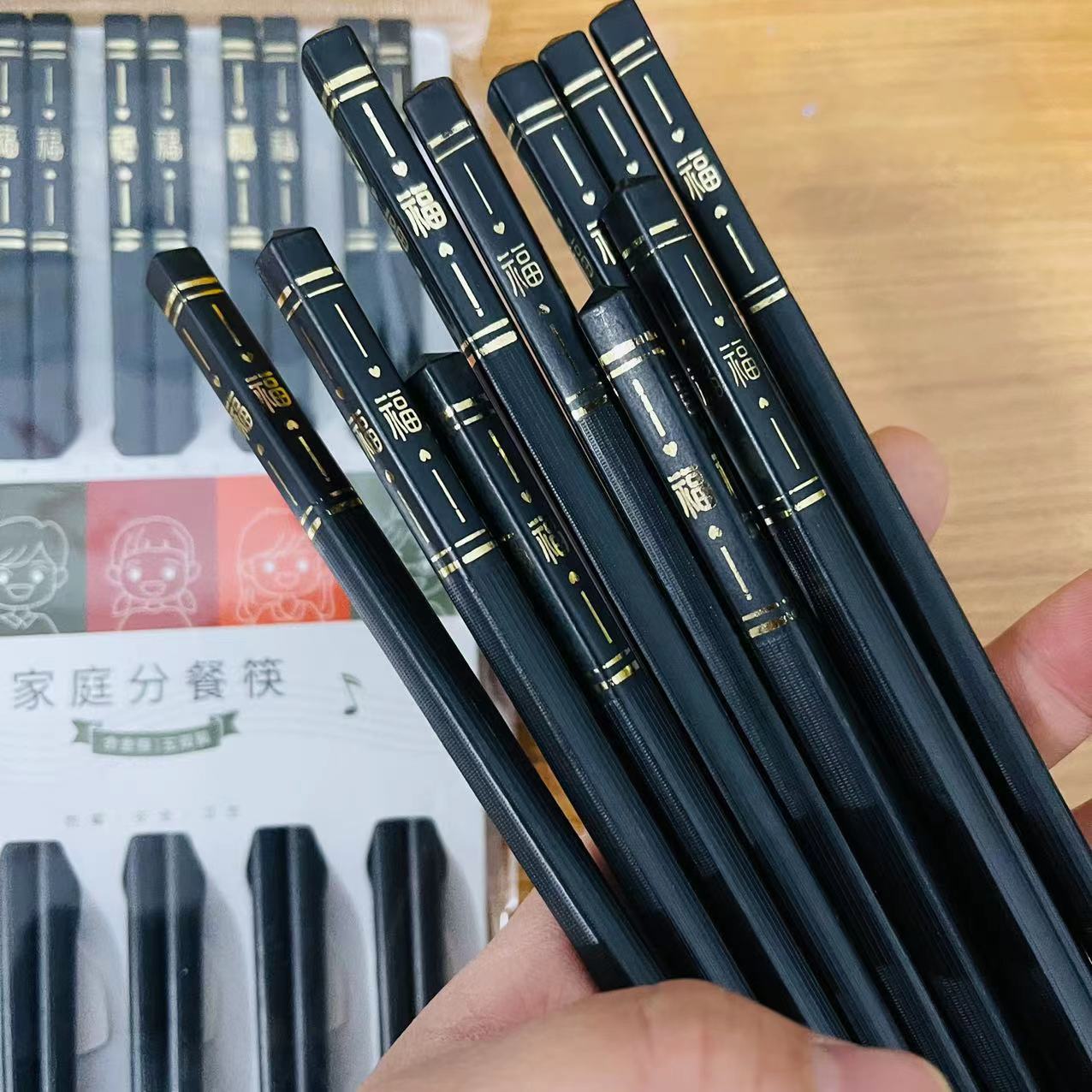 High-end alloy chopsticks for household use, gold-embossed, black, non-deformable, heat-resistant, serving chopsticks, high appearance level, 2-yuan wholesale Item Picture
