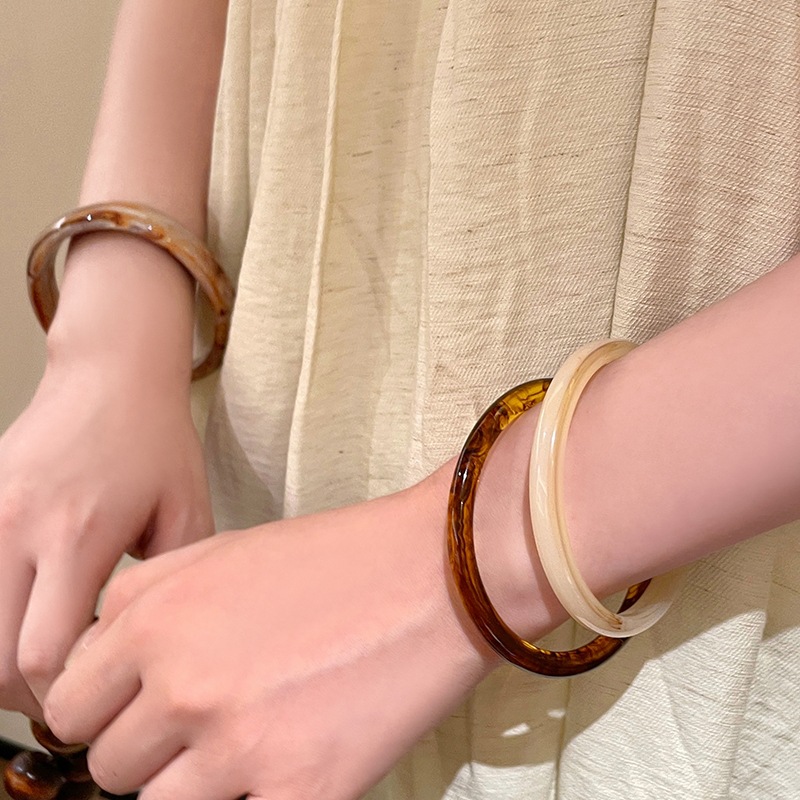 Wide-edge acrylic acetate bracelet, a retro ins-style, niche design for women, is a versatile accessory for students and best friends Specification image