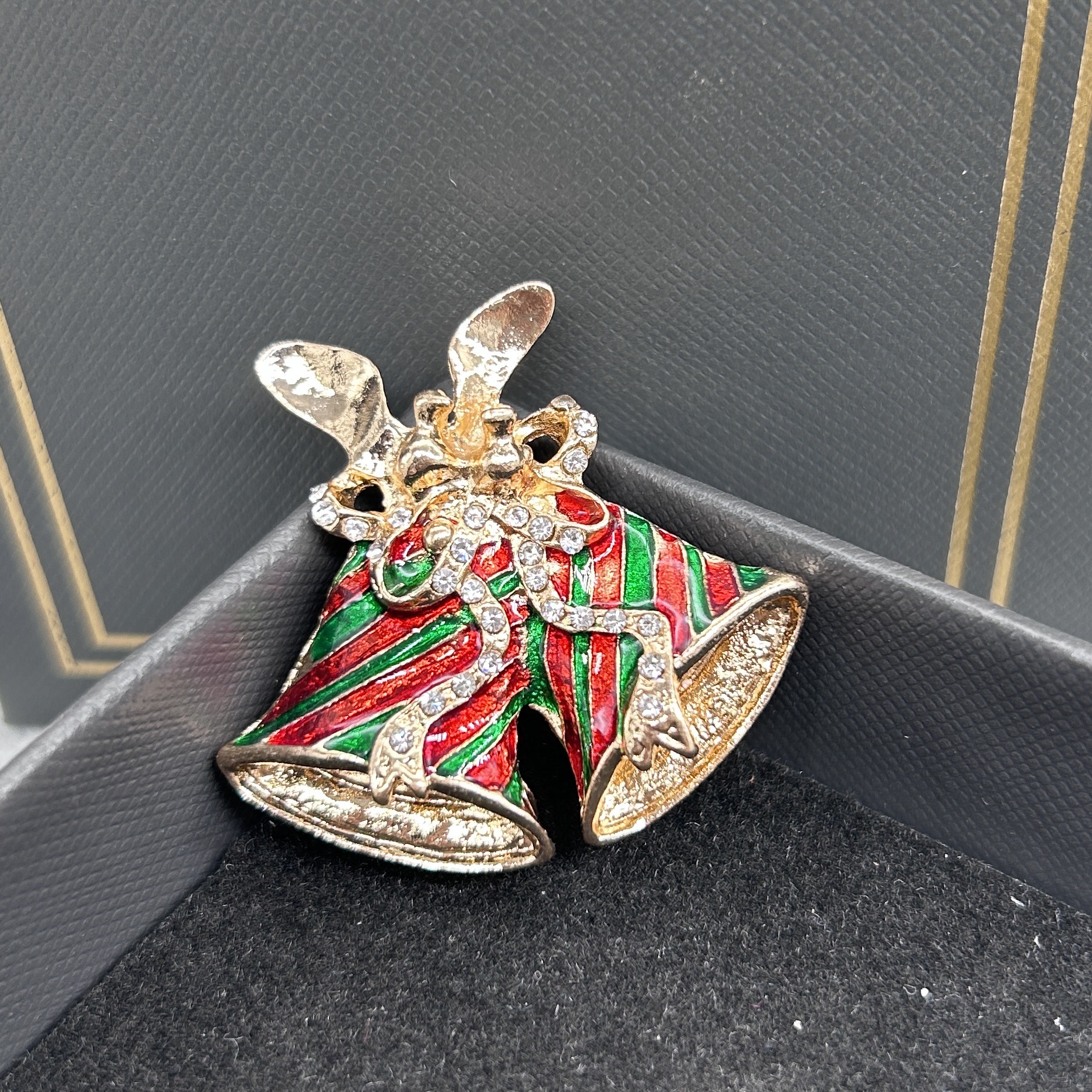 New Christmas Brooch Women Senior Sense Cute Santa Claus Anti-Slip Pin Fashion High-End Accessories Wholesale Application Scenario