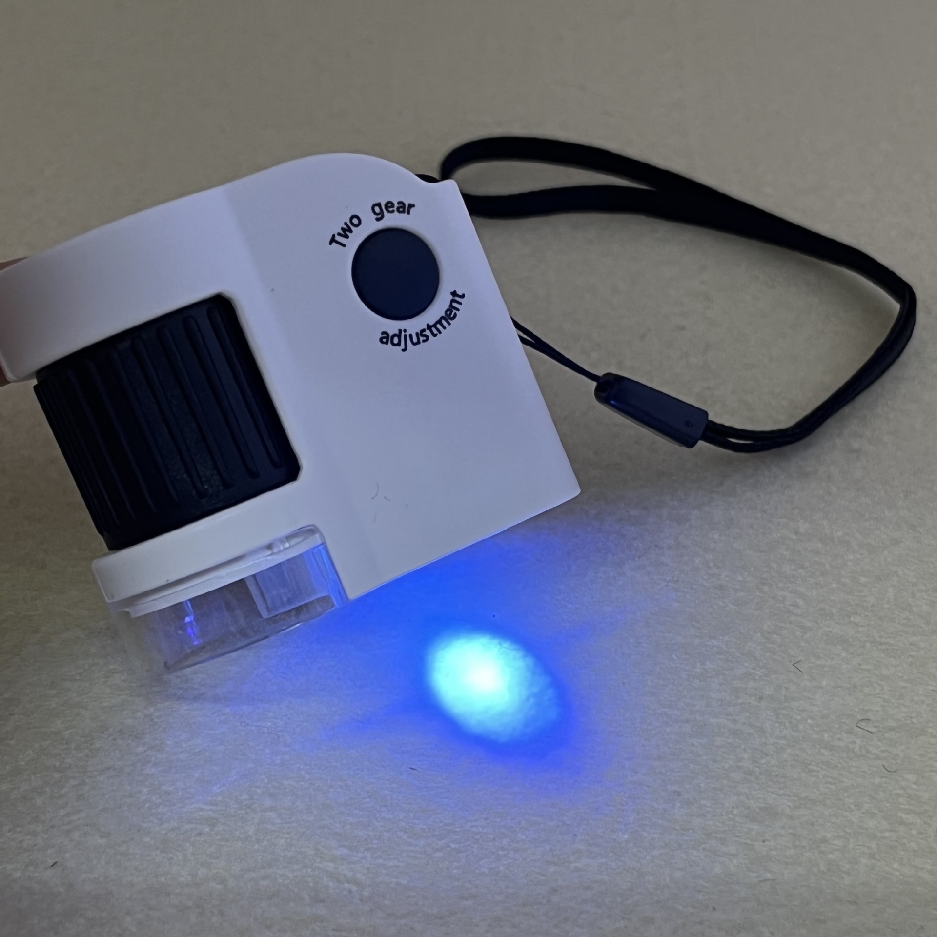 TH-6701-C portable microscope acrylic lens with UV lamp 50x magnification wholesale magnifying glass Application Scenario