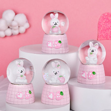 可爱卡通草莓兔子发光水晶球批发创意水球摆件礼品雪花玻璃球礼物（价格面议）