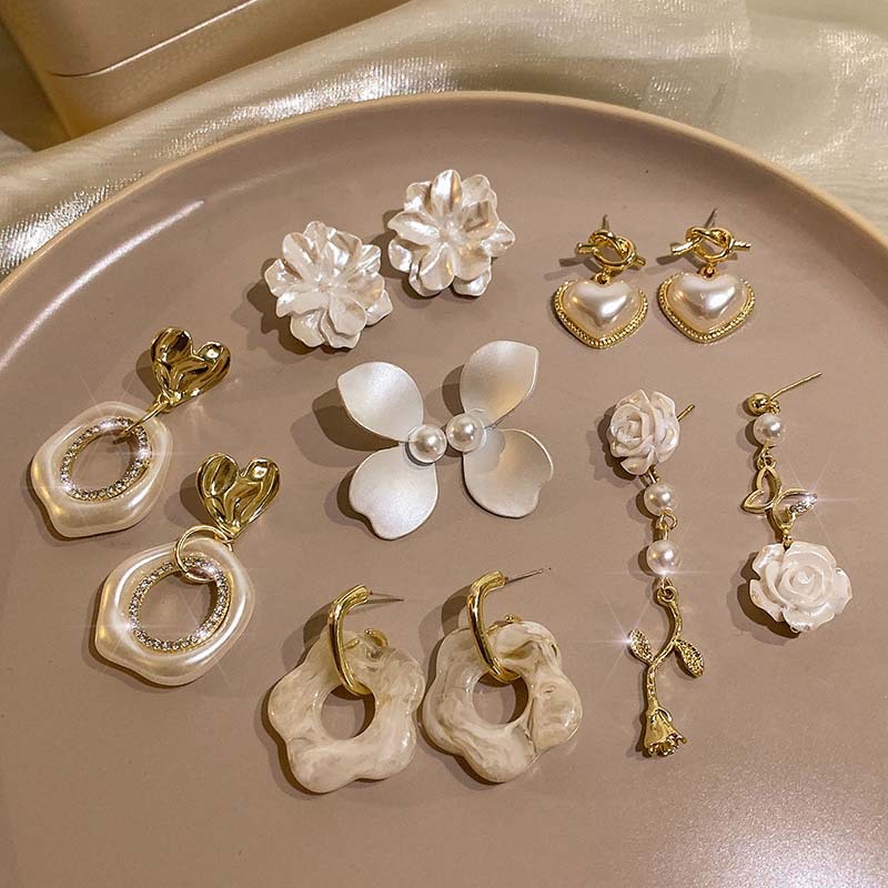 Silver needle milk white heart-shaped flower pearl earrings, retro style and simple design sense, small and niche ear accessories wholesale Specification image