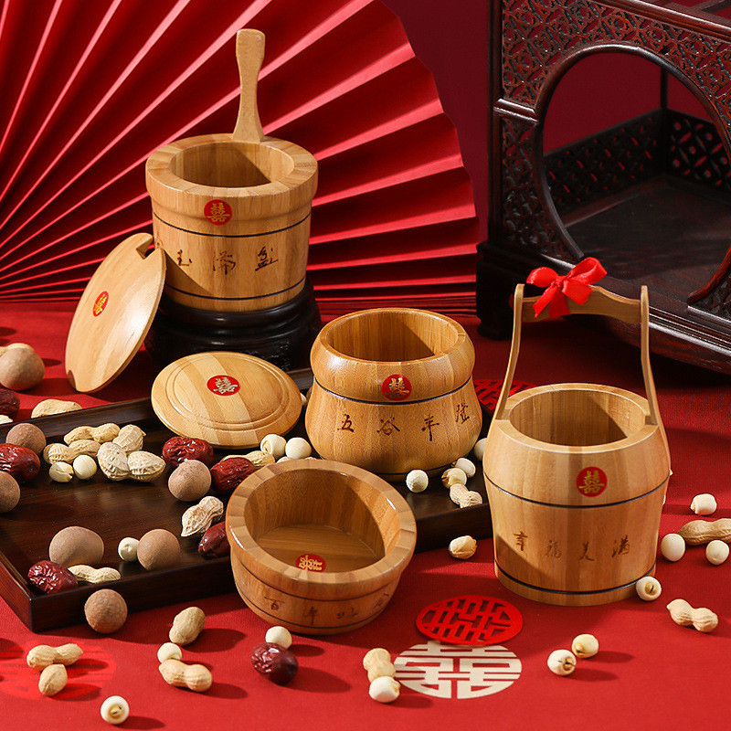 Three-piece set of solid wood and rosewood color small descendants bucket set, wedding toilet, heart-to-heart lock, dowry decoration details Picture
